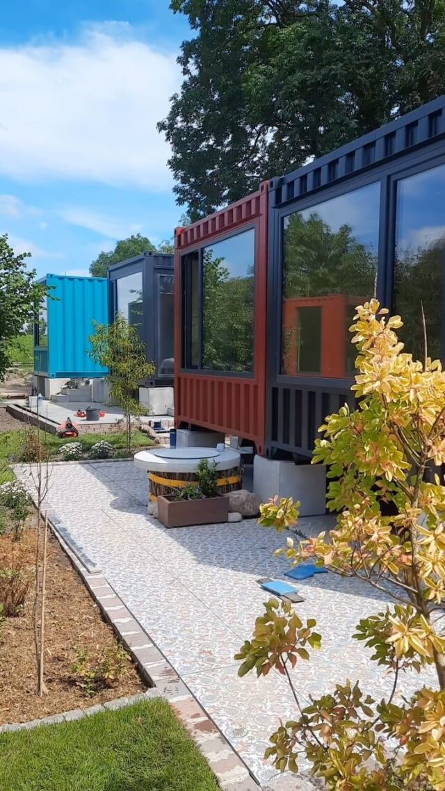 Here’s the final result of the @deichkindcountryloft project 🫶🏼 Wonderful colors, lots of greenery, and a pool will make your stay unforgettable 🌳🏡🇩🇪😍#airbnbexperience #airbnbexperiences #visitgermany #flexicubepl #flexicube #container #containers #containerhome #containerhouse #housing #build #containerarchitecture #tinyhome #tinyhouse #dreamhome #dreamhouse #shippingcontainer #shippingcontainerhome #shippingcontainerhouse #airbnb #guesthouse #apartment #mancave #hotelroom #containersolutions #homeinspiration #homeinspo #homestyle #summerhouse #homeideas