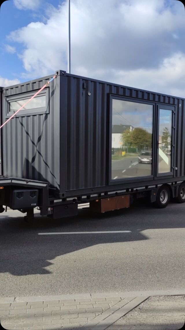 L15XL container office with an extended width (3 meters), offering even more workspace and convenience. This modern solution is perfect for any industry, combining mobility, aesthetics, and functionality 💻#container #containeroffice #office #officeinspiration #officeinteriors #officeinterior #büro #shippingcontaineroffice #containerhouse #containerhome #cabin #cabinlife #containerarchitecture #containerdesigns #containerlounge #containerwoningen #containerlife #dreamhome #dreamhouse #flexicube #flexicubepl #gardenhouse #gardenoffice #cargotecture #singlefamilyhome #newhomes