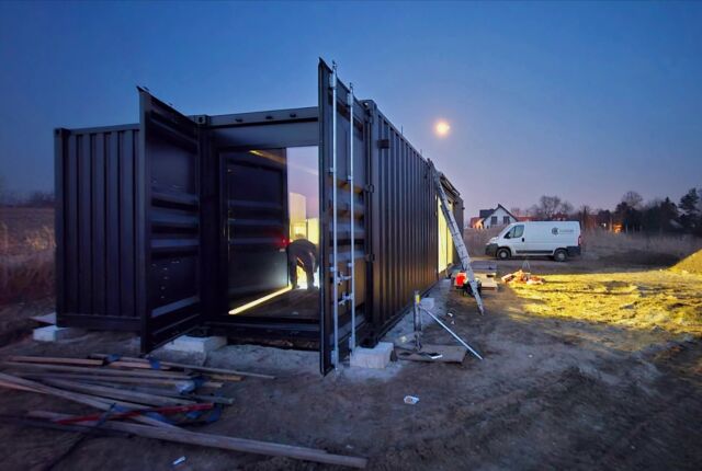 This modern modular home, built from two 40ft shipping containers, is a fast and efficient housing solution. With quick construction, durability, and a sleek industrial look, container homes are a great alternative to traditional buildings.
L60 home 🏡#containerhome #modularhome #shippingcontainerhome #tinyhouse #prefabhome #architecture #modernliving #industrialdesign #minimalisthome #homeinspiration #design #containerarchitecture #tinyhome #alternativehousing #smartliving #cabin #construction #homedesign #interiordesign #containerhouse #housinginnovation #prefabhomes #modernarchitecture #homeconstruction #tinyhousemovement #customhome #smallhouse #fastconstruction #uniquehomes #containerdesign